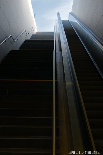 562